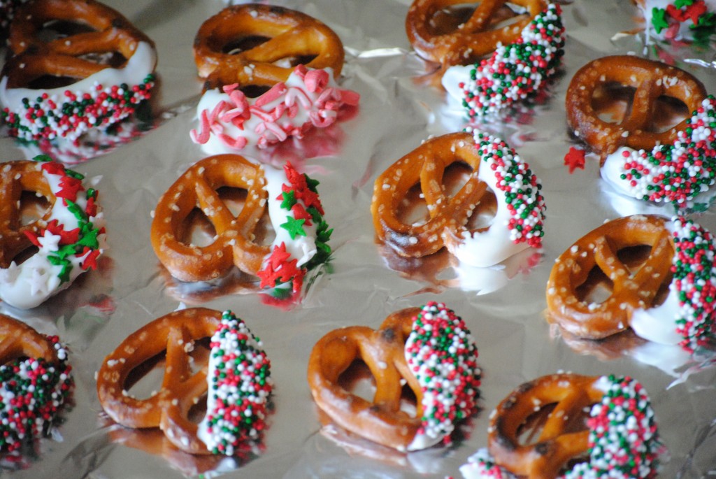 Chocolate Dipped Pretzel Recipe {DIY Holiday Gift, Christmas Party Food}