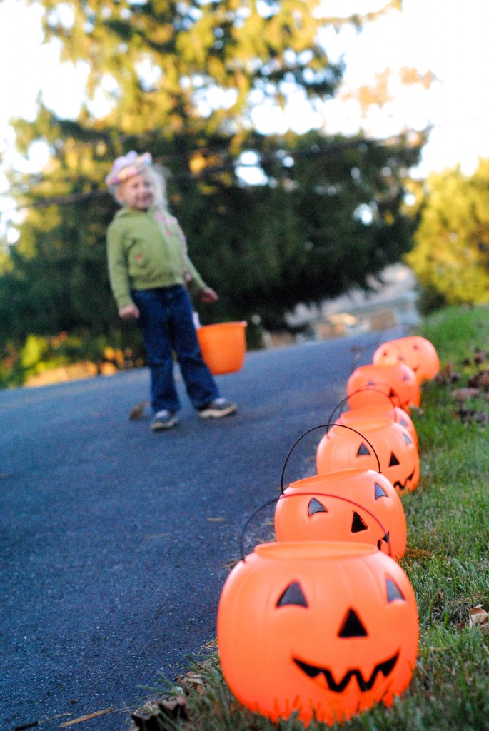 Glowing Pumpkin Lanterns | front yard diy outdoor halloween decorations
