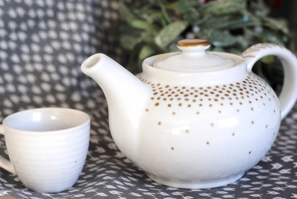 Holiday Crafts and Handmade Gifts Ideas: Gold Dotted Servingware