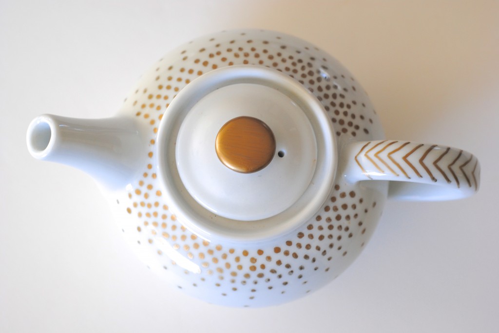 Holiday Crafts and Handmade Gifts Ideas: Gold Dotted Servingware