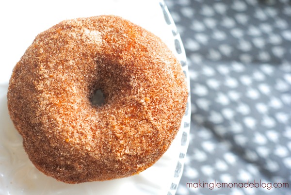SUPER EASY Homemade Doughnuts! Find out the secret to making delicious doughnuts at home in just minutes! via www.makinglemonadeblog.com #doughnuts #donut #recipe #dessert