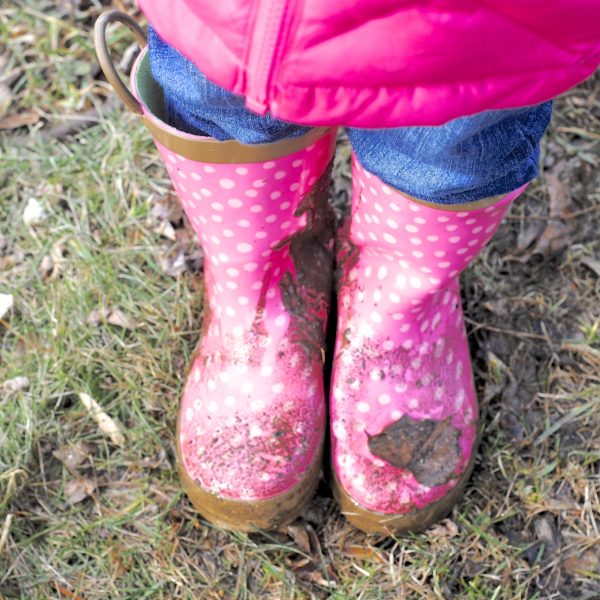 Why you should let your kids play in the mud (and other musings on letting go) via www.makinglemonadeblog.com #motherhood #kids #parenting