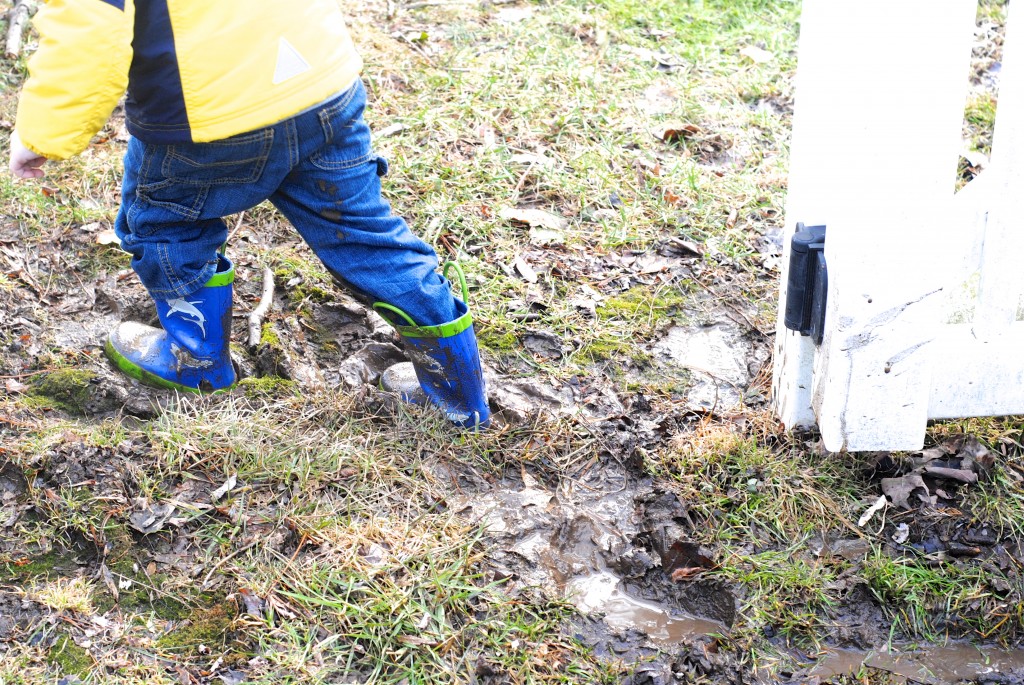 Why you should let your kids play in the mud (and other musings on letting go) via www.makinglemonadeblog.com #motherhood #kids #parenting