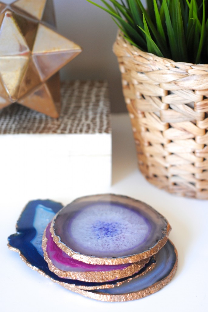 Don't spend a fortune, make these trendy gilded edge coasters yourself. Makes a great gift, too! EASY tutorial at www.makinglemonadeblog.com #agate #DIY #giftideas 
