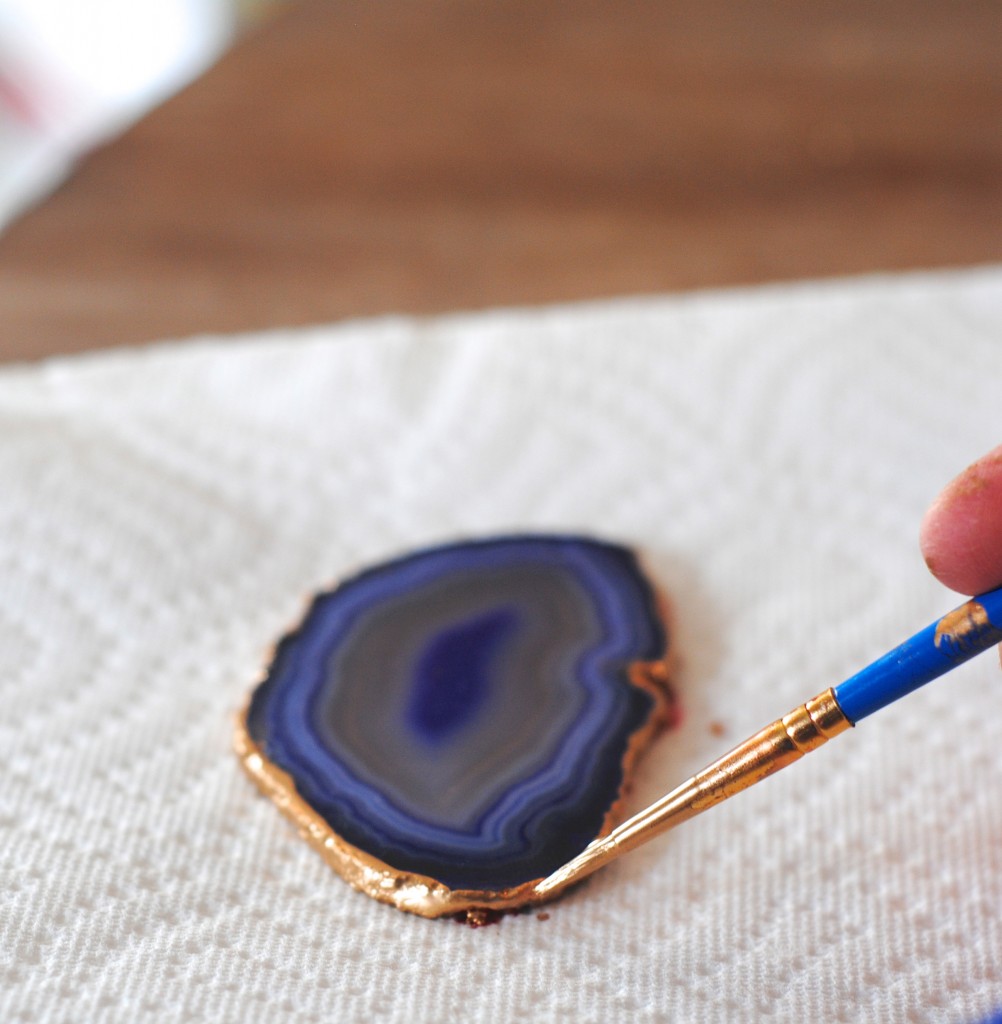 Don't spend a fortune, make these trendy gilded edge coasters yourself. Makes a great gift, too! EASY tutorial at www.makinglemonadeblog.com #agate #DIY #giftideas 