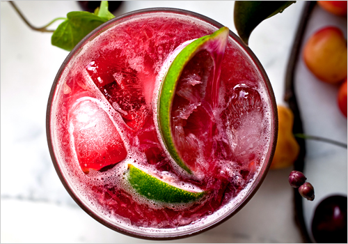 25 Best Summer Cocktails & Drinks #cocktails #summer #recipes www.makinglemonadeblog.com