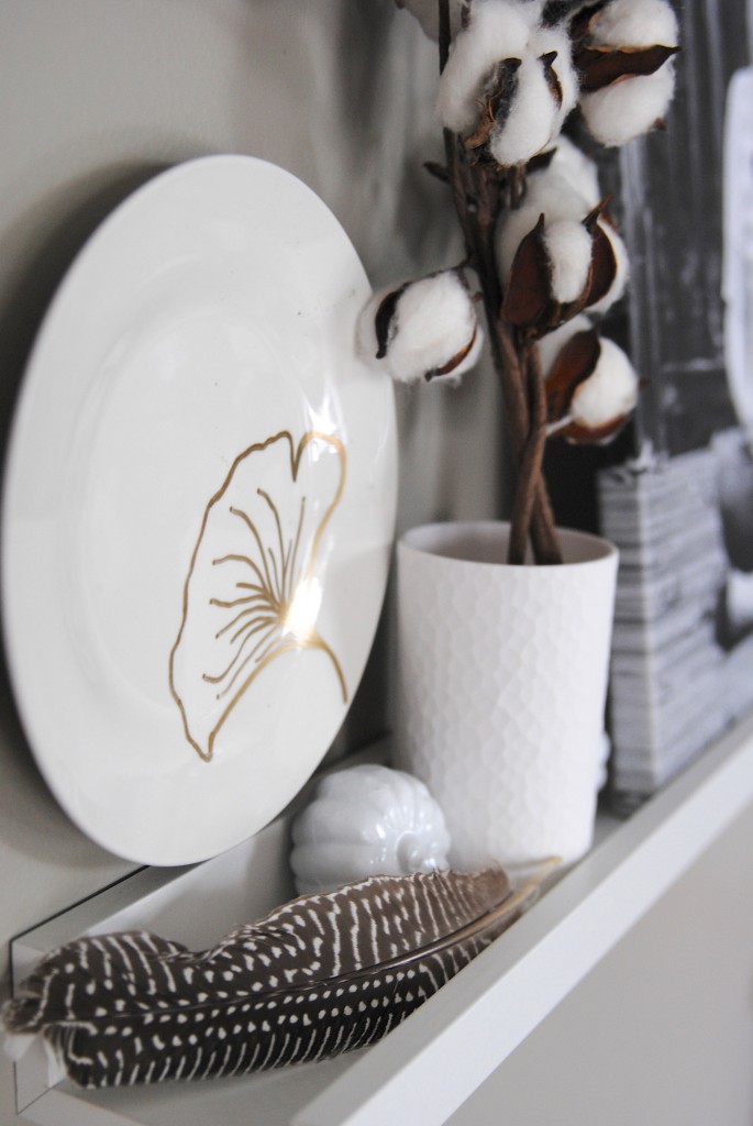 Another $1 decorating idea... DIY decorated plates! Here's how to decorate your plates 3 ways this holiday season, be sure to read these tips before starting this easy decor project!