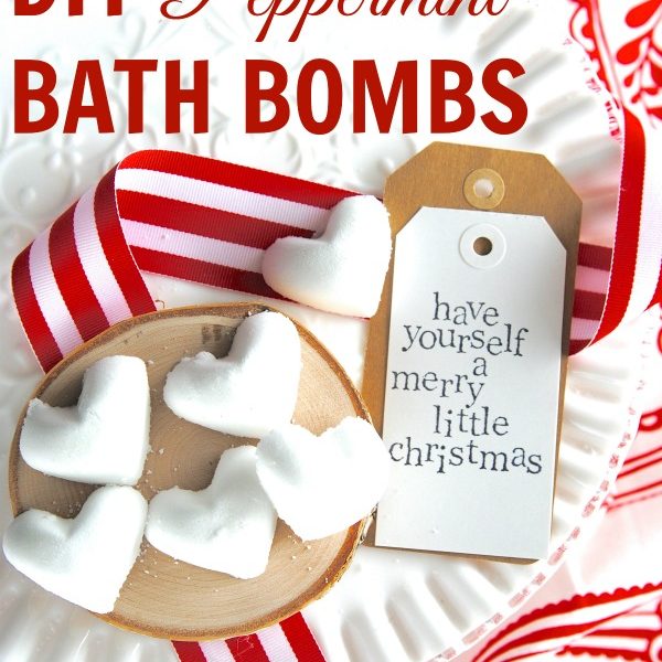 Homemade Peppermint Bath Bombs with Essential Oils: these bath bombs are SO easy to make and they smell amazing; great DIY gift idea too!