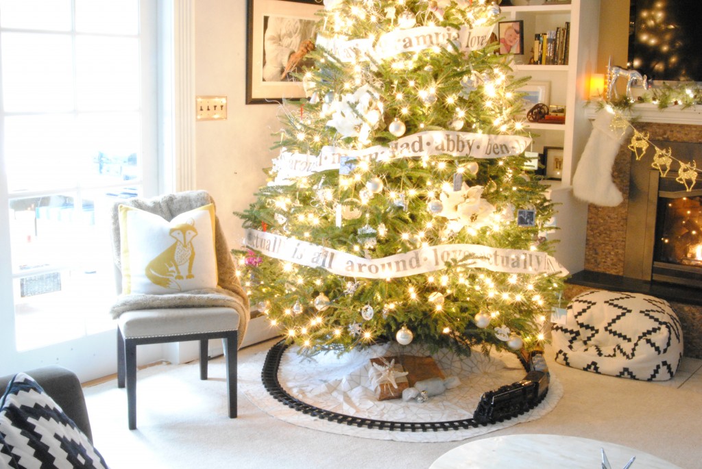 A Christmas Home Tour OVERFLOWING with easy and beautiful ideas for holiday decorations. Love these simple & glam Christmas ideas that are perfect for stylish families!