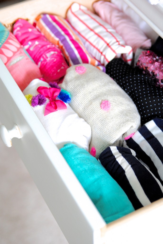 Great tips for organizing kids' clothes that I wish I knew sooner! Huge timesavers and they make staying organized a cinch!
