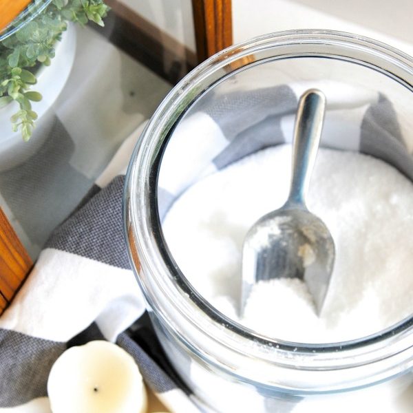 How to Make Bath Salts with essential oils (and FREE printable gift tags!) PINNING THIS for a homemade Mother's Day gift idea!