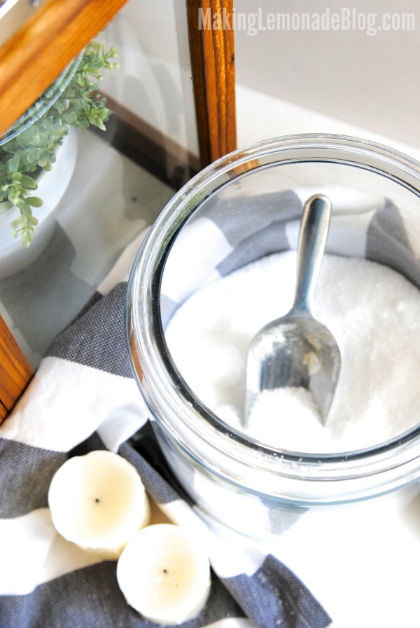 How to Make Bath Salts with essential oils (and FREE printable gift tags!) PINNING THIS for a homemade Mother's Day gift idea!