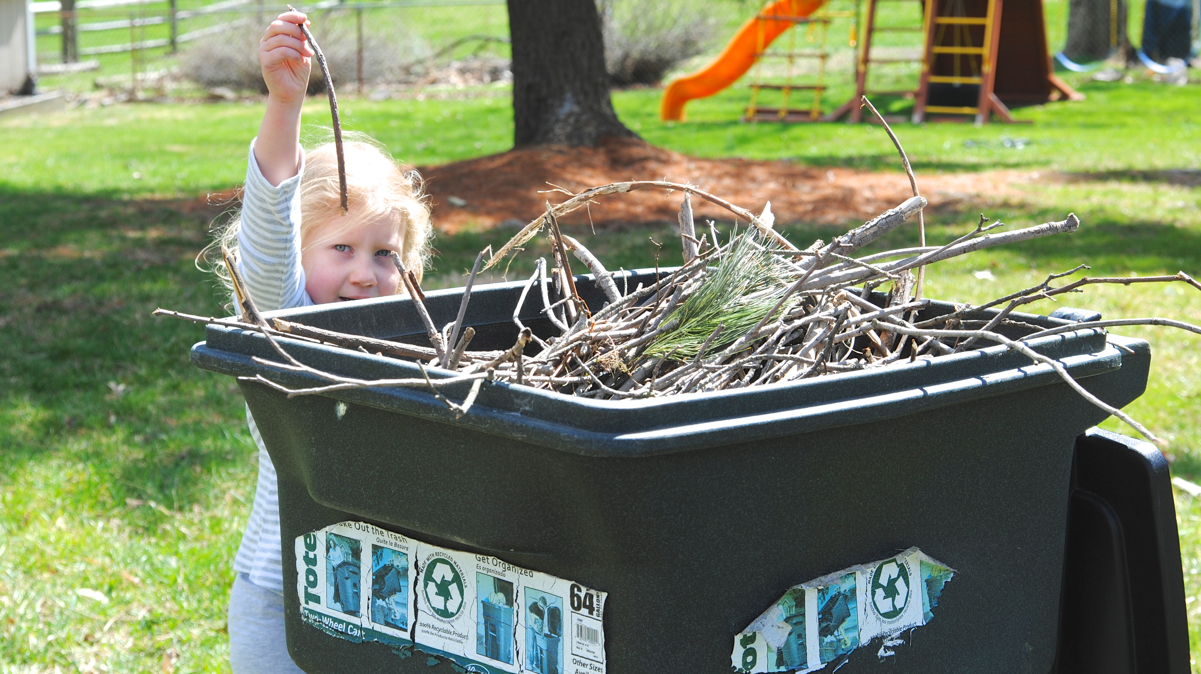 Free Printable Checklist for spring outdoor home & yard cleanup and maintenance!