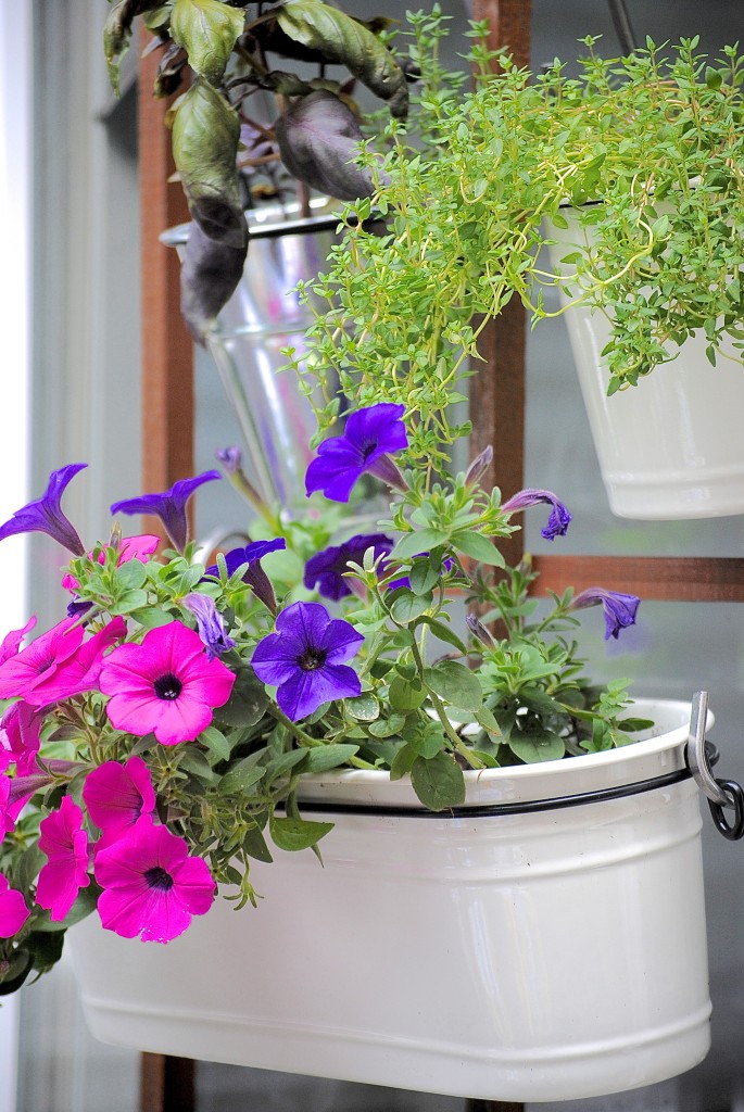 What a great way to create a vertical herb container garden on your patio or deck in just 3 steps, green thumb not required!