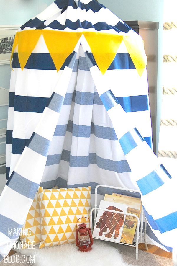 Check out how she made this DIY kids' no-sew play canopy tent in under an hour-- I can't believe what she used!
