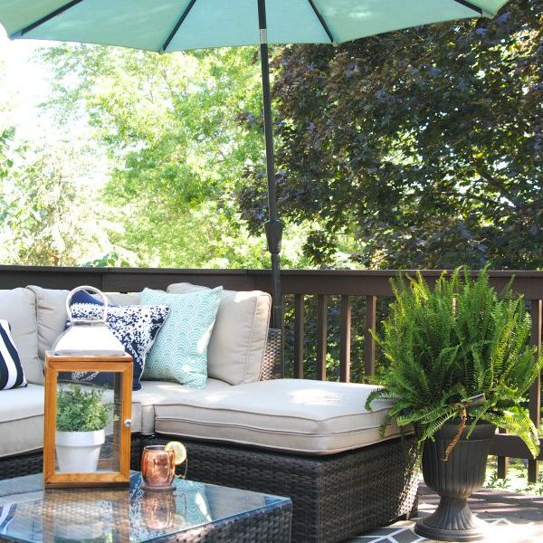 Check out the BEFORE and AFTER of this resort inspired DIY budget-friendly deck makeover-- outdoor living at it's finest!