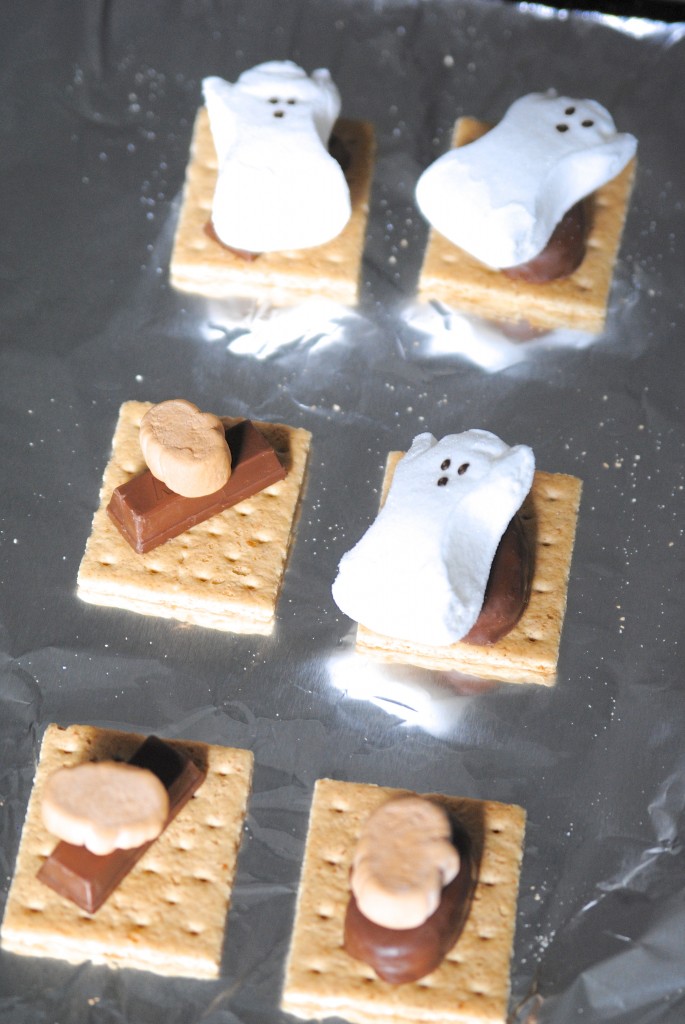 OMG these look so good! Great way to use leftover Halloween candy: Halloween Candy S'Mores with Pumpkin Spice marshmallows!