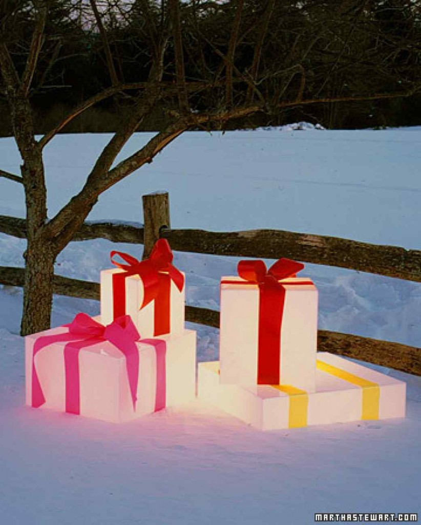These gorgeous DIY outdoor Christmas lighting ideas are sure to bring joy over the holidays! The first idea is especially brilliant!