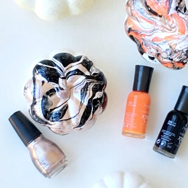 I had no idea you could use nail polish to marbleize ANYTHING, like these marbled pumpkins for glam Halloween and fall decor