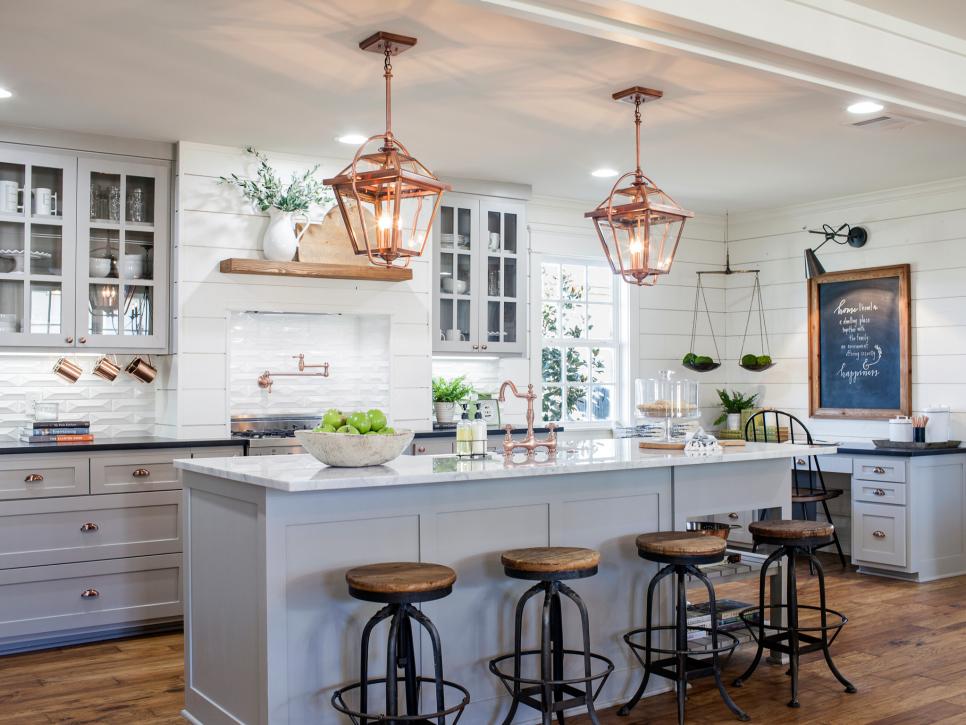 Love this modern coastal farmhouse glam style! Like Joanna Gaines moved to the Hamptons!