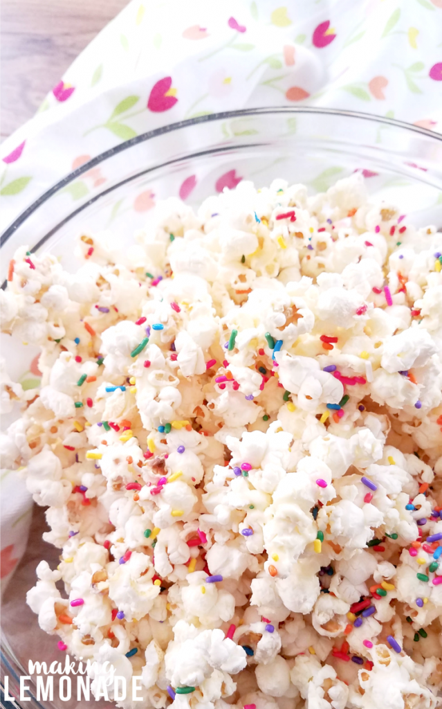 These easy popcorn toppings recipes look SO good: spicy sriracha, white chocolate with sprinkles, and salt and vinegar-- YUM!