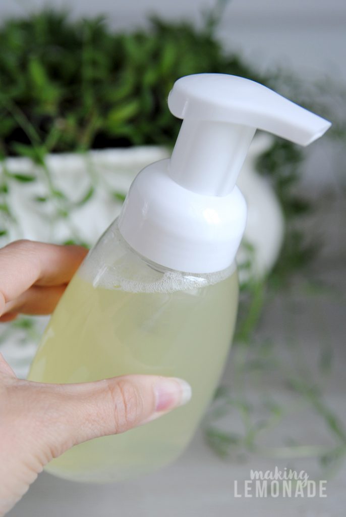 Ditch the toxins and make this natural foaming handsoap yourself! Bonus-- it smells amazing. {DIY Thieves Essential Oil Foaming Handsoap}