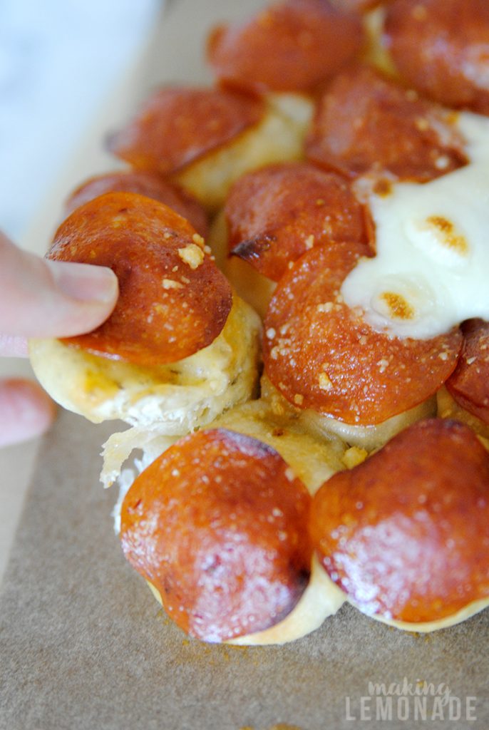 OMG this easy game day pull-apart pepperoni cheese bread look AMAZING! Making this for our superbowl party!