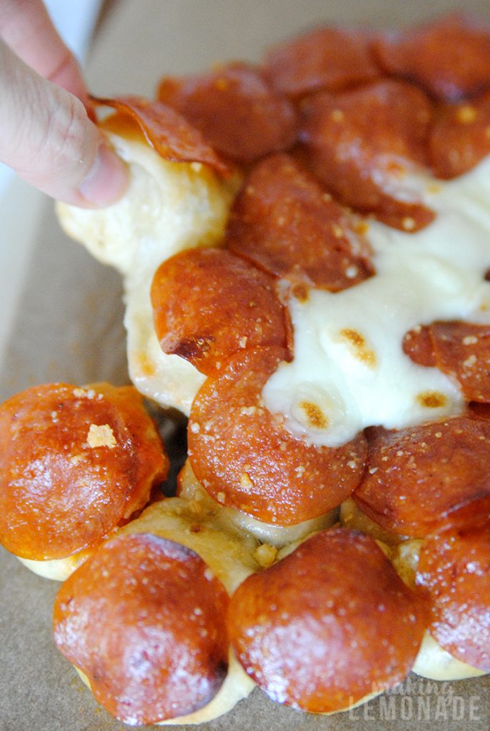 OMG this game day pull-apart pepperoni cheese bread look AMAZING! Making this for our superbowl party!