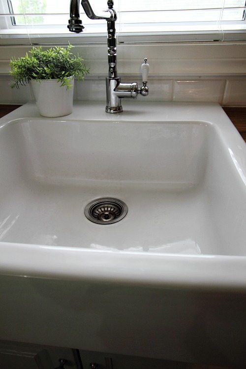 How to clean a white porcelain sink
