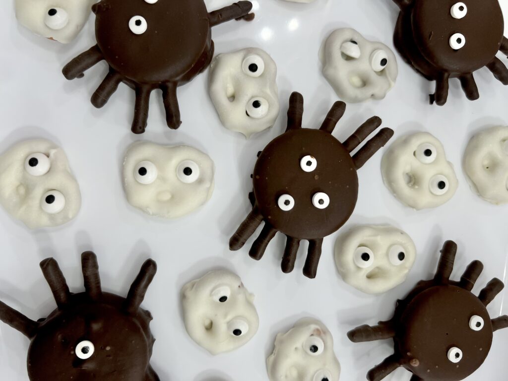 finished halloween spider treat and ghost pretzels